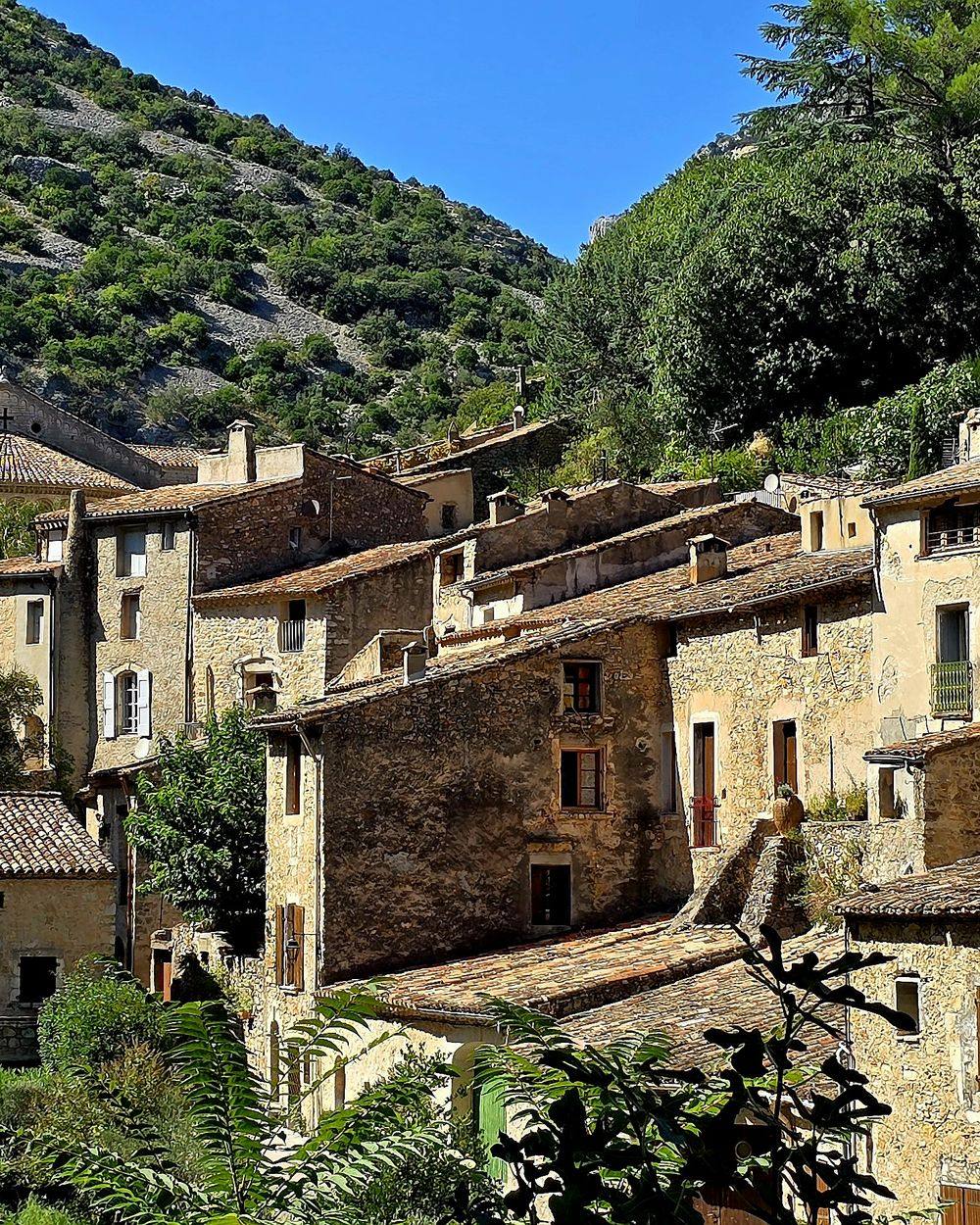 Ruelles et maisons en pierre d'un village du Pic Saint-Loup